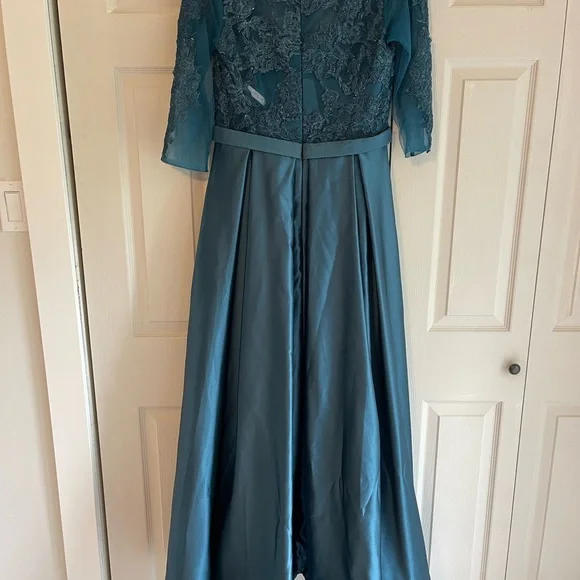 Beautiful dress - Picture 5 of 6